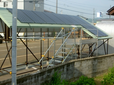 太陽光発電屋外ショールーム（駐車場側より）